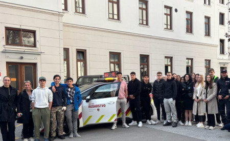 dijaki stojijo okoli redarskega avta