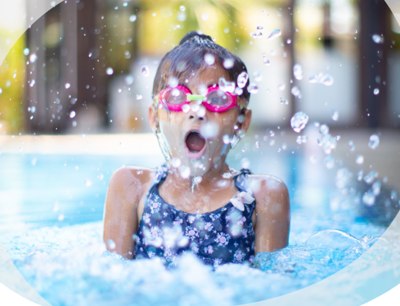 Deklica uživa v vodi