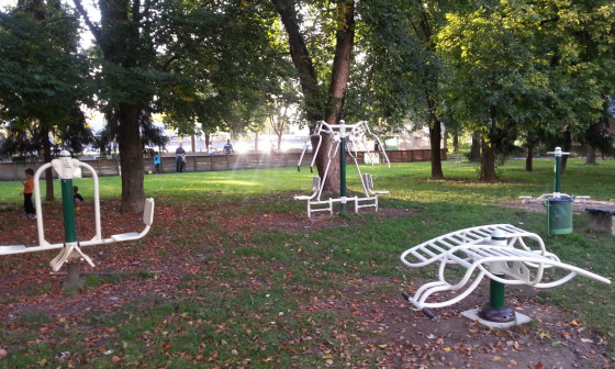 Fitnes na prostem v CS Bezigrad ob Puharjevi ulici, foto: Novak.jpg