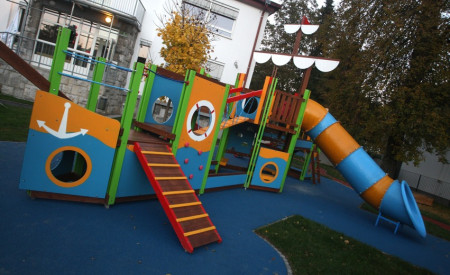 151027_otvoritevprenovljenegaigriscaenotehisapriladji_nrovan_005.jpeg