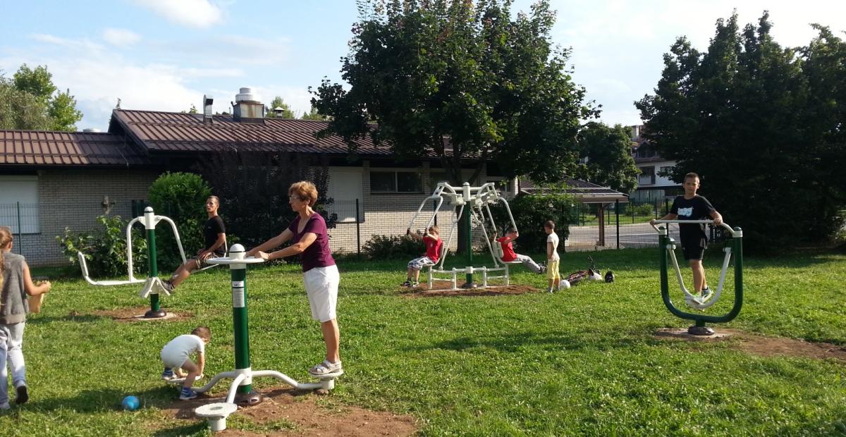 Rekreacija za vse starosti, kot prakticirajo v parku ob Cerutovi ulici, foto: Novak.jpg