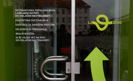 vhodna vrata v info točko Misija 100