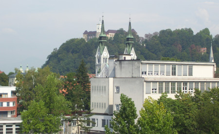 pogled na trnovsko cerkev