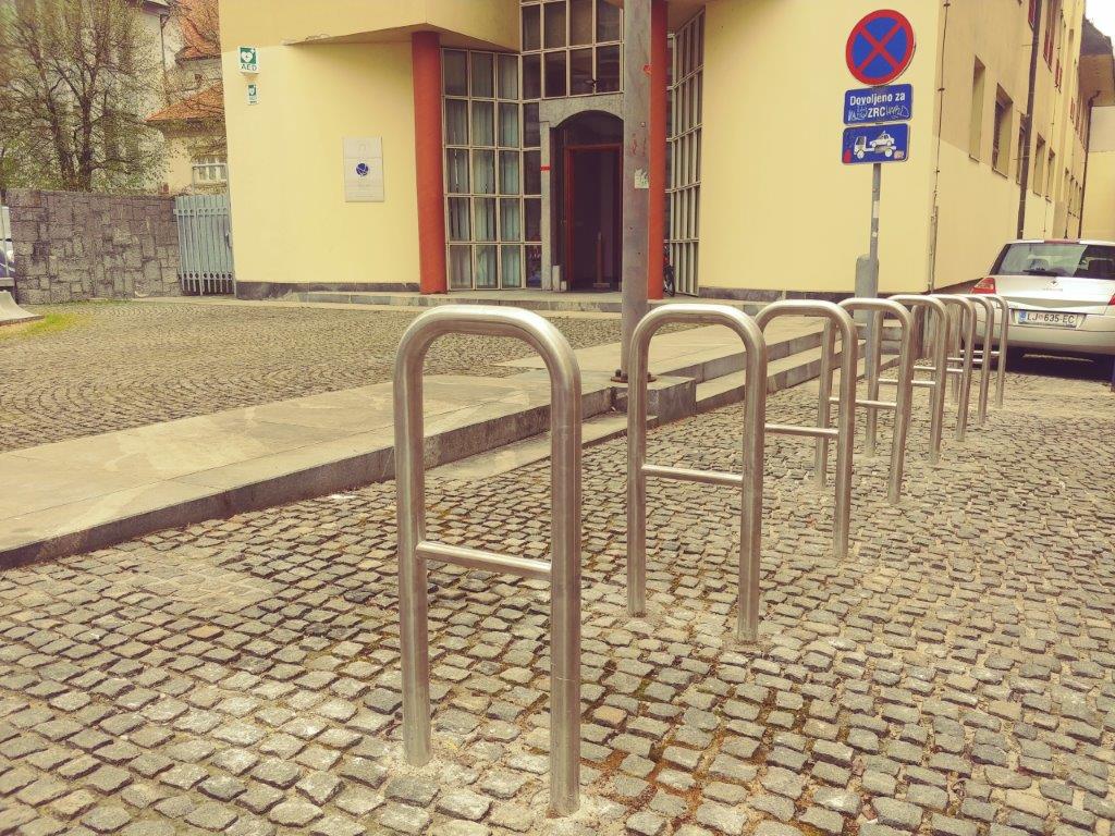1. Tretjinska stojala na Salendrovi ulici ob ZRC SAZU