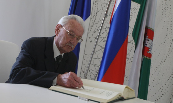 Ljubo Bavcon med podpisovanjem v spominsko knjigo Ljubljane