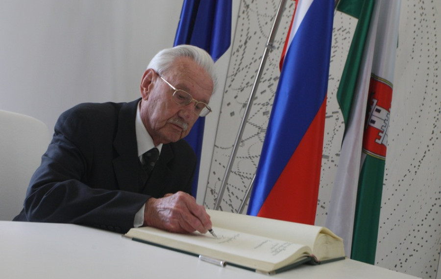 Ljubo Bavcon med podpisovanjem v spominsko knjigo Ljubljane