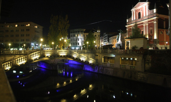 modro osvetljeno tromostovje