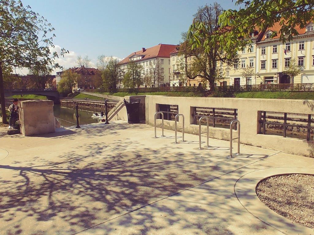 16.Tretjinska stojala na Gallusovem nabrezju pri stopnicah