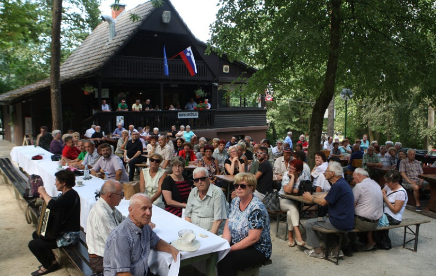 druženje pred brunarico Zadvor