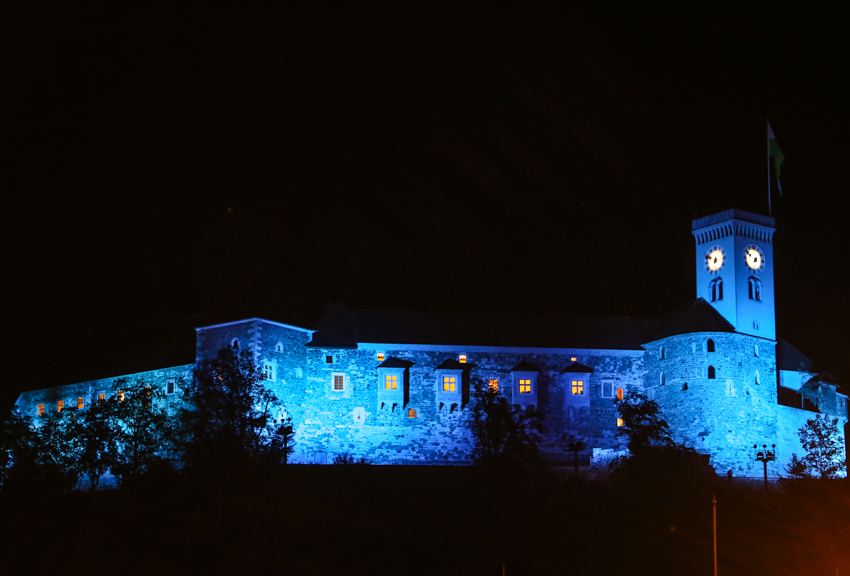 160921 osvetlitev Ljubljanskega gradu v modri barvi ob svetovnem dnevu Alzheimerjeve bolezni bkovac 3