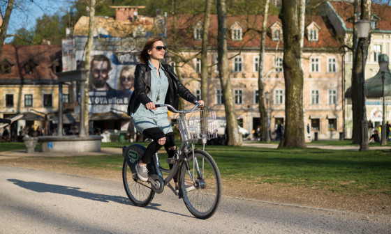 kolesarka na biciklju se pelje čez park Zvezda