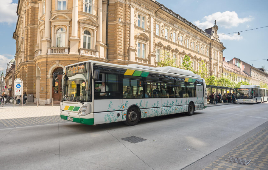 avtobus lpp na slovenski cesti