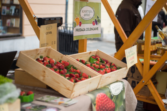 jagode v zabojčku na stojnici