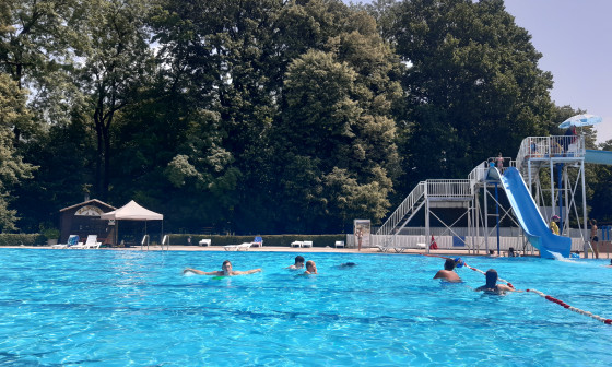 Do konca kopalne sezone se mladi v Ljubljani brezplačno kopajo na kopališču Kodeljevo. Foto: arhiv MOL