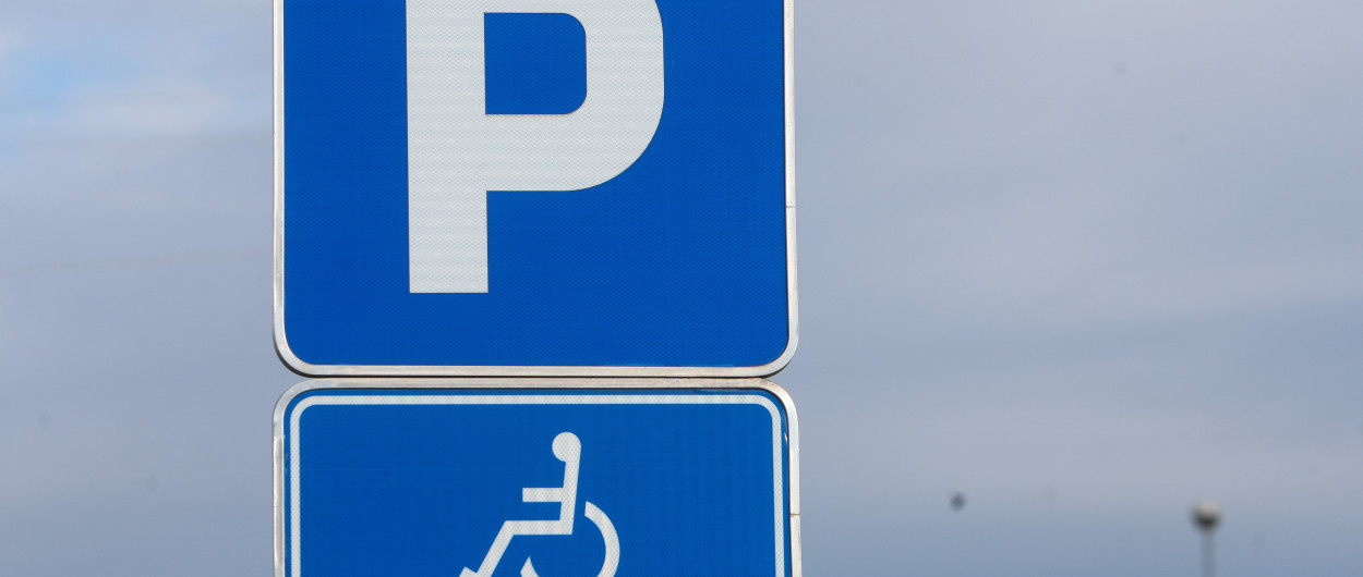 znak za parkirno mesto za invalide