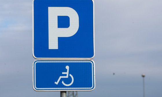 znak za parkirno mesto za invalide 