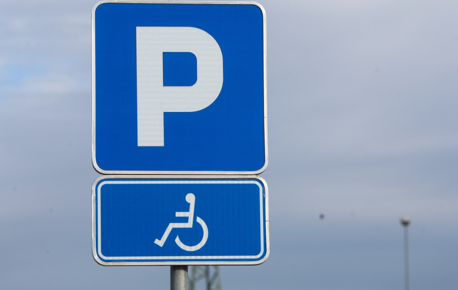 znak za parkirno mesto za invalide 