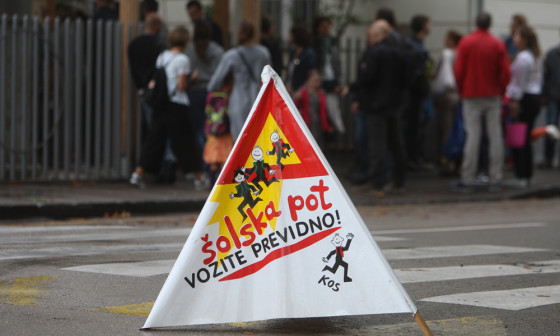 znak šolarji na cesti