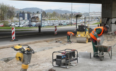 Prenova postajališča na Dolgem mostu Foto: Nik Rovan
