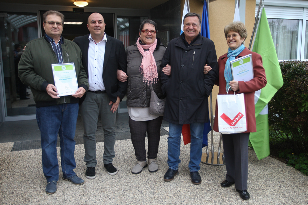 stanovalci bloka z županom in priznanjem v rokah