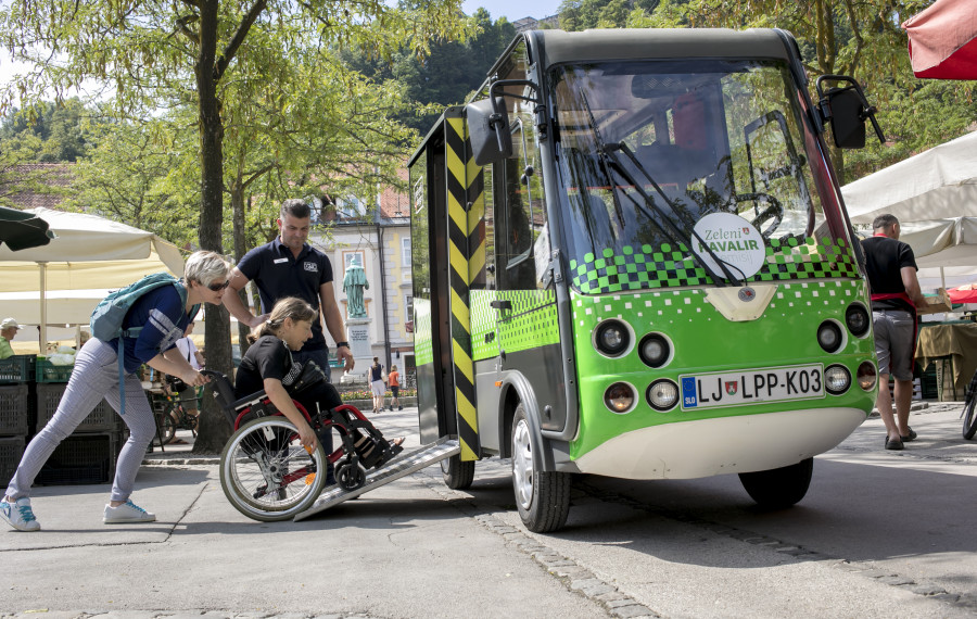 moški na invalidskem vozičku vstopa v Kavalirja