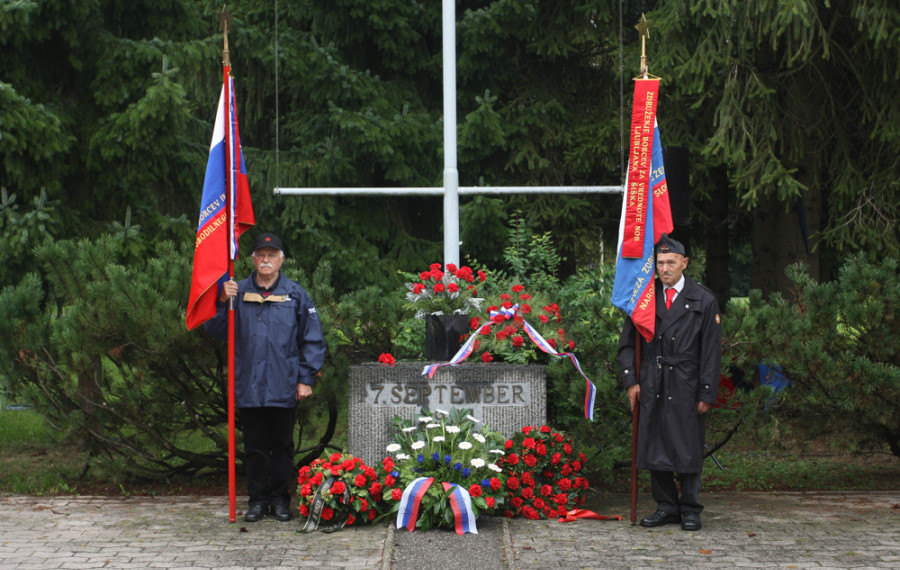 spomenik v parku 7. september