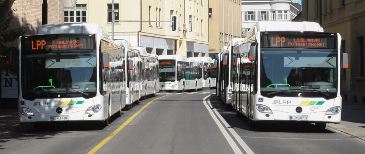 dva avtobusa na Slovenski cesti