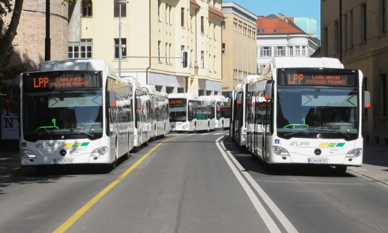 dva avtobusa na Slovenski cesti