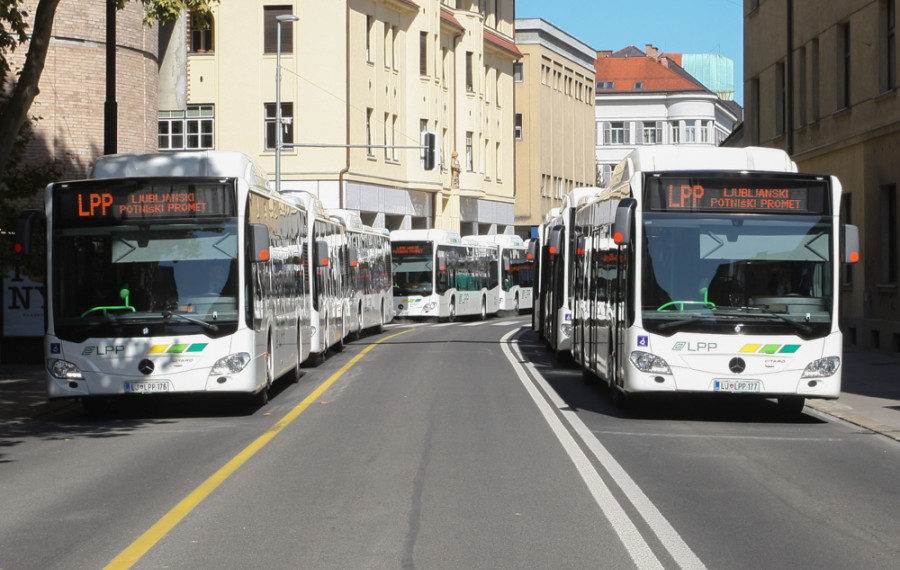 dva avtobusa na Slovenski cesti
