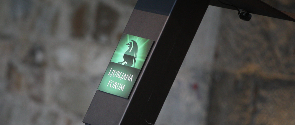 napis Ljubljana Forum na stebru
