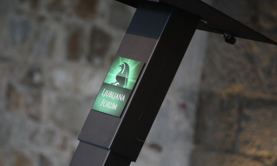 napis Ljubljana Forum na stebru