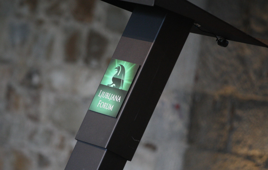 napis Ljubljana Forum na stebru