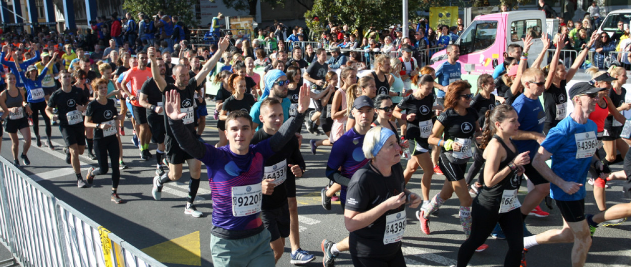 množica tekačev na startu maratona