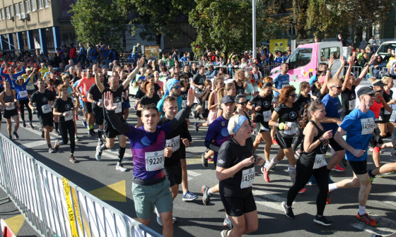 množica tekačev na startu maratona