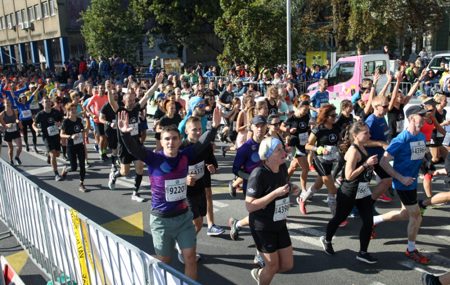 množica tekačev na startu maratona