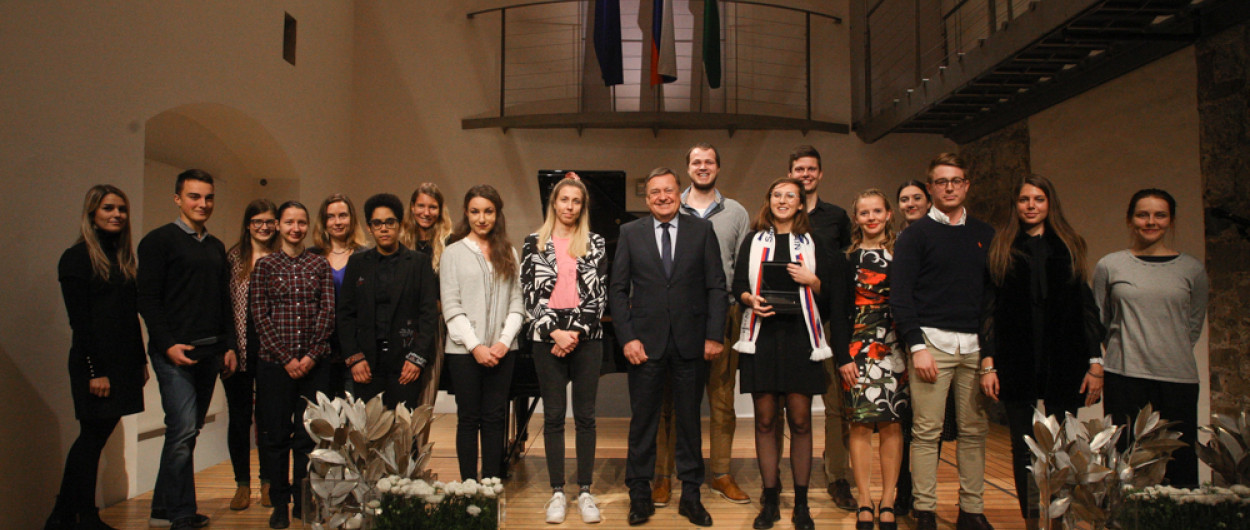 skupinska fotografija štipendistov