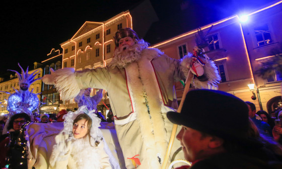 dedek Mraz pozdravlja otroke