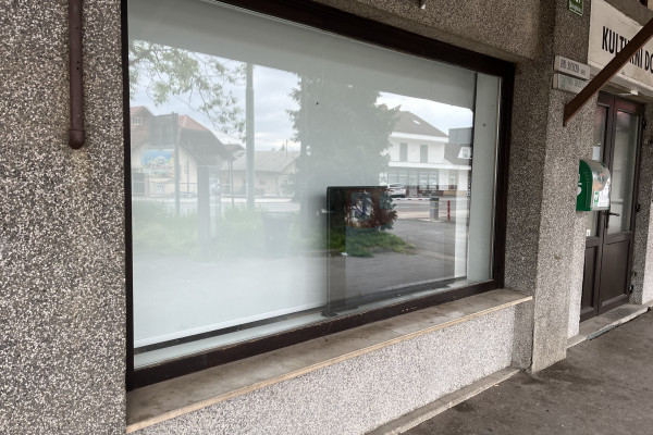 Električni rolo v izložbenih oknih KD Črnuče. Foto: arhiv MOL