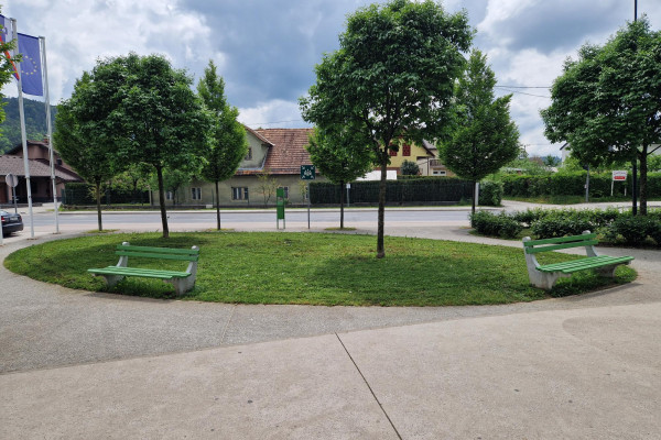 Nove klopi pred Centrom Zalog. Foto: arhiv MOL