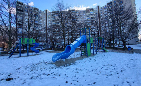 Otrosko igrisce med blokoma Rusjanov trg 8 in Rusjanov trg 9. Foto: arhiv