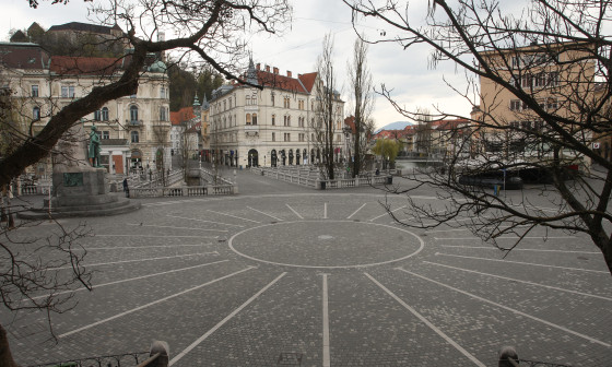 pogled na prazen Prešernov trg