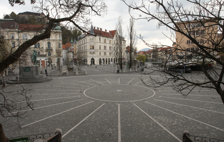 pogled na prazen Prešernov trg