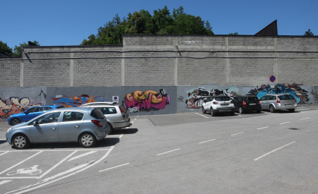 200708 grafitno mesto zunanji zid na streliscu nrovan 007