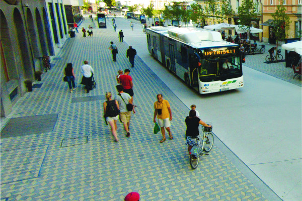 Ljudje na Slovenski cesti, v ozadju mestni avtobus 