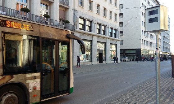 radar na Slovenski cesti, mimo katerega pelje avtobus