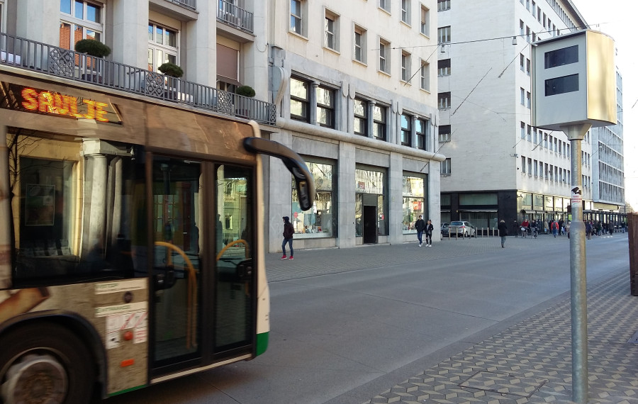 radar na Slovenski cesti, mimo katerega pelje avtobus