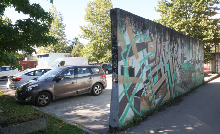 20201008 grafitno mesto OS Trnovo zid ob parkiriscu nrovan 004