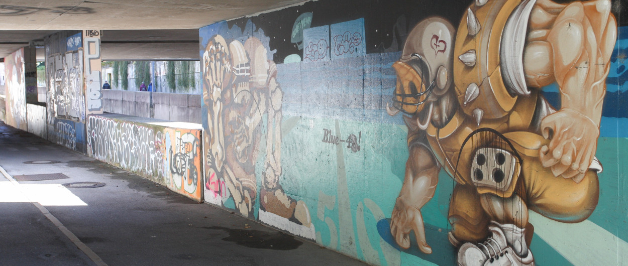 zid, porisan z umetniškimi grafiti