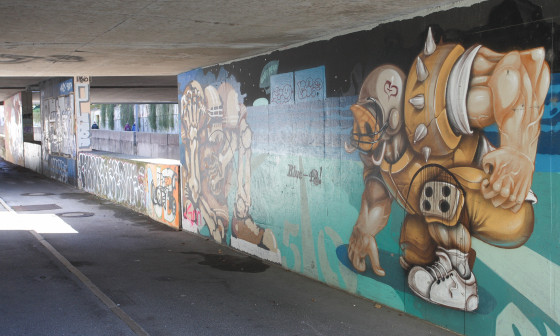 zid, porisan z umetniškimi grafiti