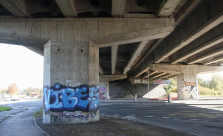 20201030 grafitno mesto stebri avtocestnega mostu Dolgi most nrovan 002
